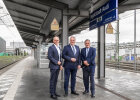 Siegfried Schmidtner, Joachim Herrmann und Dr. Brian Rampp an Bahnstation Ingolstadt Audi