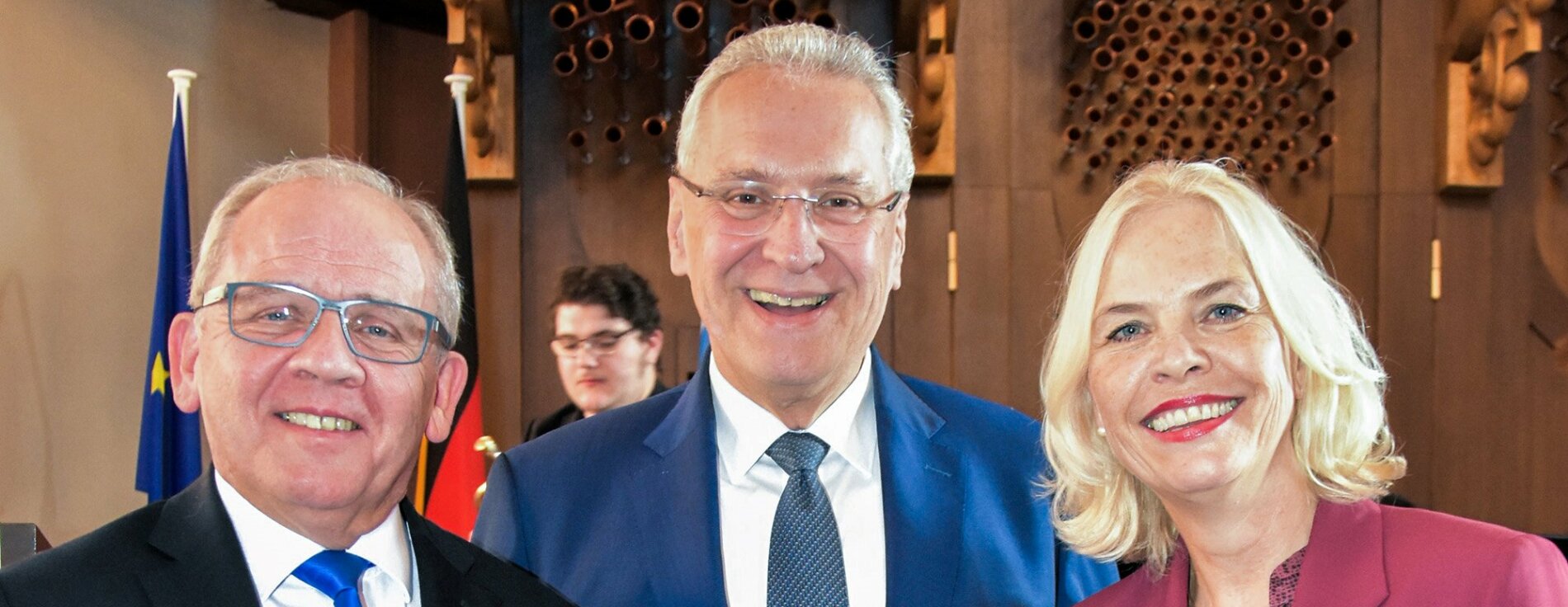 28.Oktober 2024: Bayerns Innenminister Joachim Herrmann hat bei einem Festakt in Würzburg den bisherigen Regierungspräsidenten Dr. Eugen Ehmann verabschiedet und Dr. Susanne Weizendörfer als seine Nachfolgerin feierlich in ihr Amt eingeführt. Dr. Eugen Ehmann, Innenminister Joachim Herrmann und Dr. Susanne Weizendörfer
