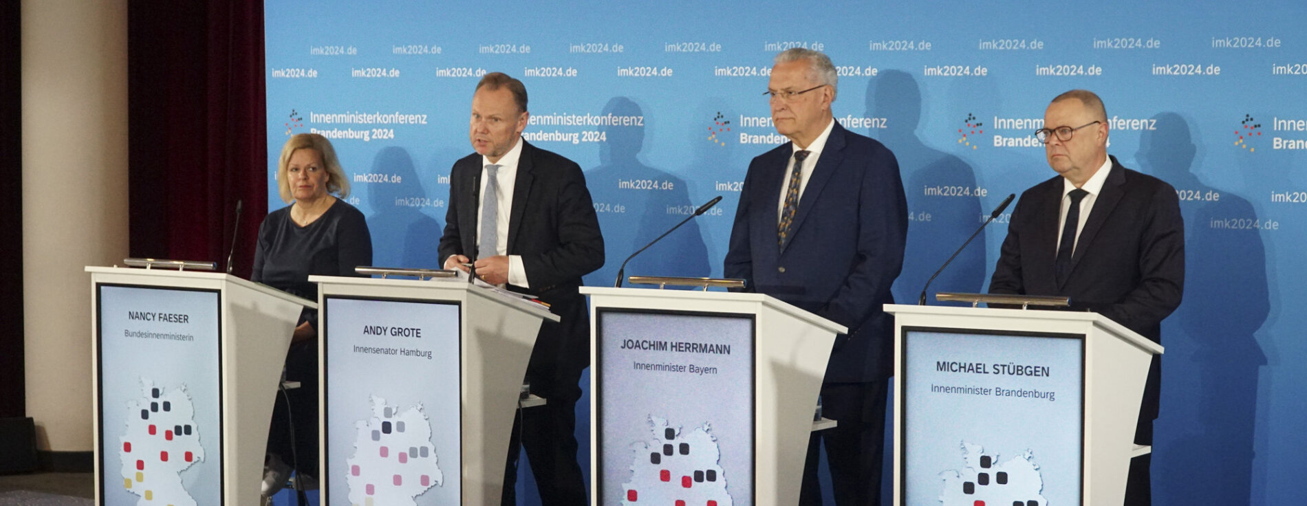 21. Juni 2024: Letzter Tag der Innenministerkonferenz in Potsdam: Bei der abschließenden Pressekonferenz präsentierten Bundesinnenministerin Nancy Faeser, Innensenator von Hamburg, Andy Grote, Bayerns Innenminister Joachim Herrmann und Innenminister von Brandenburg, Michael Stübgen, die Ergebnisse. Schwerpunkte der Konferenz bildeten die Themenbereiche Migrationspolitik, insbesondere die Verringerung der irregulären Zuwanderung sowie die Abschiebung von schweren Straftätern, der Kampf gegen den Islamismus sowie der Katastrophenschutz. Faeser, Grote, Herrmann und Stübgen bei Pressekonferenz
