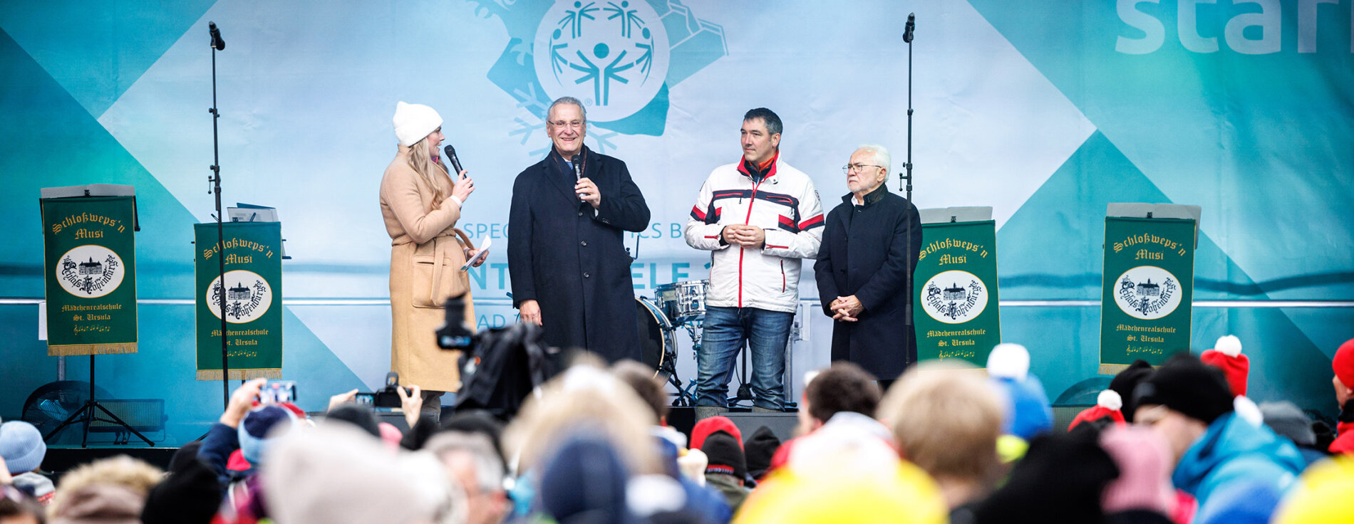 26. Januar 2023: Auf der Abschlussfeier der Special Olympics Winterspiele Bayern 2023 in Bad Tölz lobte Sportminister Joachim Herrmann das hervorragende Veranstaltungskonzept. „Unter dem Motto ‚Gemeinsam stark!‘ haben die Organisatoren ein tolles Sportfest auf die Beine gestellt, das Menschen mit geistiger Behinderung vorbildlich an der Freude am Sport teilhaben lässt. Inklusion im Sport ist mir als Sportminister ein sehr wichtiges Thema“, betonte Herrmann. Herrmann und Veranstalter auf der Bühne, im Vordergrund Publikum