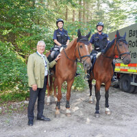 Innenminister Herrmann mit Polizeireitern