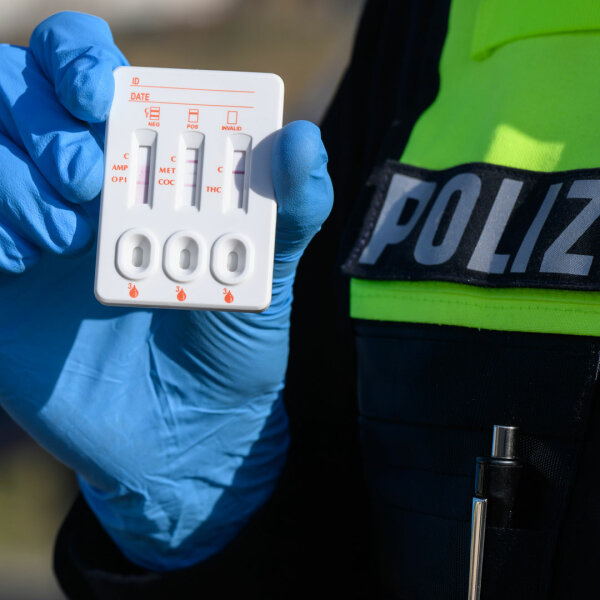 Ein Polizist zeigt einen positiven Drogen-Test auf THC (Cannabis).