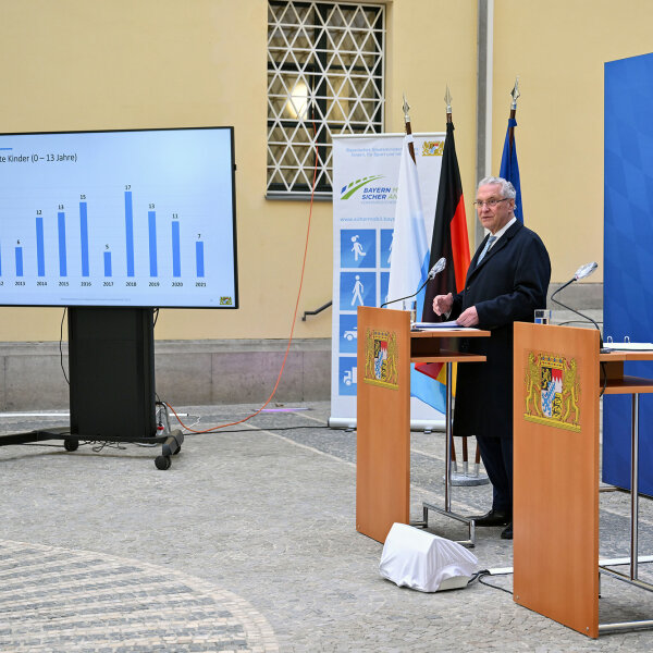 Innenminister Joachim Herrmann und Landespolizeipräsident Wilhelm Schmidbauer bei der Präsentation der Verkehrsunfallstatistik 2021