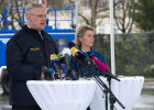 Bundesverteidigungsministerin Dr. Ursula von der Leyen, Bayerns Innenminister Joachim Herrmann und der Leiter der Bayerischen Staatskanzlei Dr. Marcel Huber informieren sich am 9. März 2017 in der Werdenfelser Kaserne in Murnau über die länderübergreifende Stabsrahmenübung von Polizei und Bundeswehr.