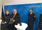 24. September 2018: Innenminister Joachim Herrmann startet in der Bereitschaftspolizeiabteilung in Dachau die Auslieferung der neuen Dienstpistole SFP9-TR von Heckler & Koch. Die 160 neueingestellten Polizeianwärterinnen und Polizeianwärter des 66. Ausbildungsseminars sind die Ersten bei der Bayerischen Polizei, die mit der neuen Dienstpistole ausgestattet werden.