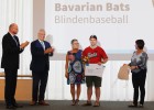 Der Behinderten- und Rehabilitations-Sportverband Bayern hat gemeinsam mit Sportminister Joachim Herrmann herausragende Para-Sportlerinnen und -Sportler des Jahres 2019 gewürdigt: "Sie sind für viele andere Menschen mit Behinderung wichtige Vorbilder und machen Mut!" 
Hier ehrt Sportminister Herrmann die Blindenbaseballmannschaft "Bavarian Bats" als Mannschaft des Jahres.