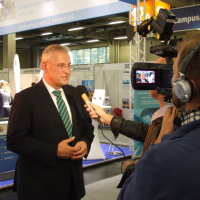 Innenminister Joachim Herrmann auf der IT-Sicherheitsmesse "it-sa" am 8. Oktober 2013 in Nürnberg