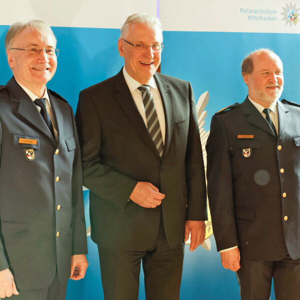 Führungswechsel bei der mittelfränkischen Polizei: Innenminister Joachim Herrmann mit Roman Fertinger (links) und Adolf Blöchl (rechts)