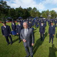 Innenminister Herrmann und neue Polizistinnen und Polizisten