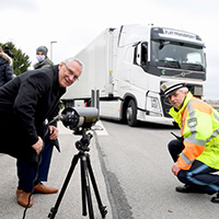 Herrmann und Polizist mit Kontrollgerät